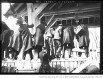 Les journalistes massés sur une clôture, duel Maurras-Cassagnac du 26 février 1912. Les journalistes massés sur une clôture, duel Maurras-Cassagnac du 26 février 1912.