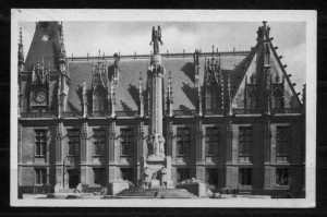 Vue du monument devant le Palais de Justice Vue du monument devant le Palais de Justice