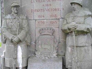 L’inscription entre les deux poilus L’inscription entre les deux poilus
