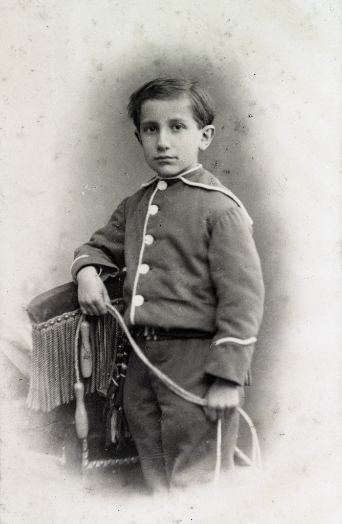 Charles Maurras enfant, à neuf ans, en 1877.